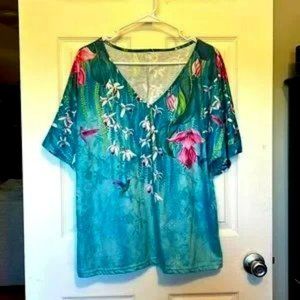 Brand New Women's Floral Print Tee Shirt V-Neck   Size Large